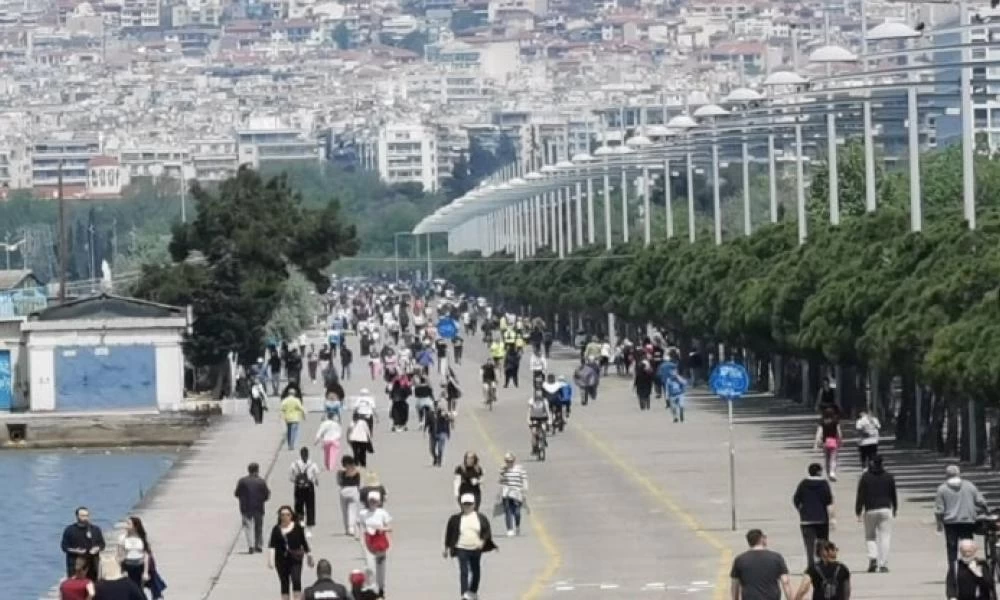 Κορονοϊός - Θεσσαλονίκη: "Ξεχύθηκαν" στην παραλία οι Θεσσαλονικείς